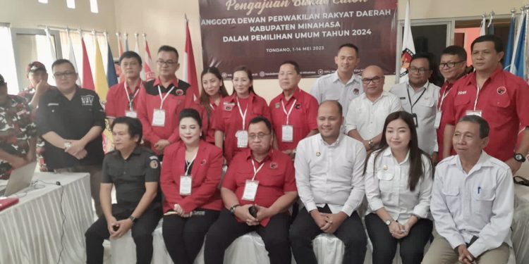 Ketua DPC PDIP Minahasa RD Pimpin Pendaftaran Bakal Calon Anggota DPRD