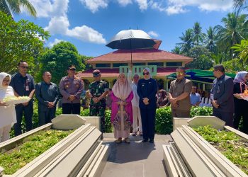 Tatong dan Nayodo Ziarah Kubur Mantan Kepala Daerah