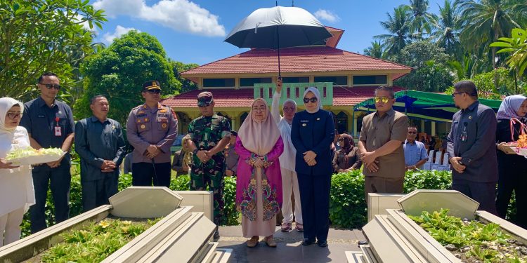 Tatong dan Nayodo Ziarah Kubur Mantan Kepala Daerah