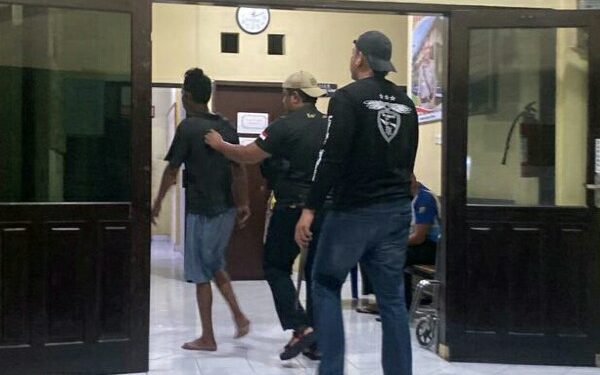 Mabuk dan Ancam Anak Kandung Pakai Ekor Pari, JM Diamankan di Polsek Aertembaga