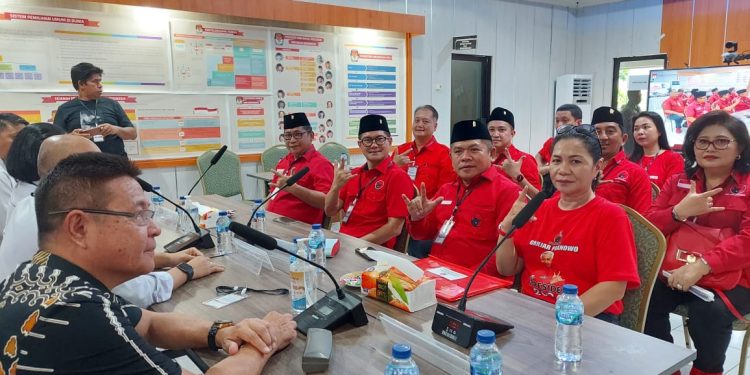 Pertahankan Jawara Pemilu, Delon Serta JG Daftarkan 30 Baleg PDIP ke KPU