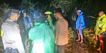 Polisi, TNI Bersama Pemerintah Desa dan Warga Bersihkan Material Tanah Longsor di Desa Sendangan Kakas