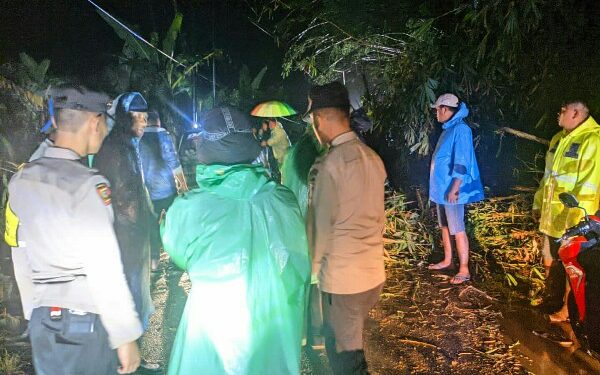 Polisi, TNI Bersama Pemerintah Desa dan Warga Bersihkan Material Tanah Longsor di Desa Sendangan Kakas