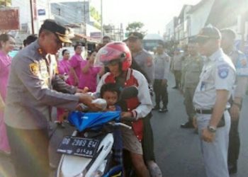 Polres Minsel dan Bhayangkari Bagikan Makanan Takjil Buka Puasa untuk Para Pemudik