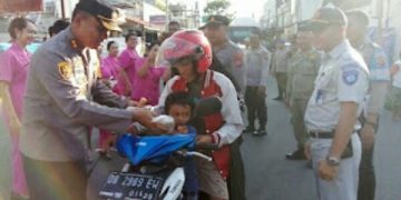 Polres Minsel dan Bhayangkari Bagikan Makanan Takjil Buka Puasa untuk Para Pemudik