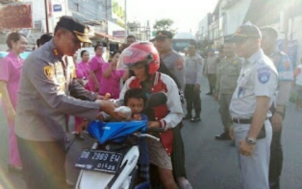 Polres Minsel dan Bhayangkari Bagikan Makanan Takjil Buka Puasa untuk Para Pemudik