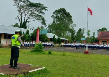 Sambangi SMP Negeri 3 Tomohon, Aipda Rahman Ajak Anak-anak Patuhi Aturan Berlalulintas