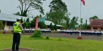 Sambangi SMP Negeri 3 Tomohon, Aipda Rahman Ajak Anak-anak Patuhi Aturan Berlalulintas