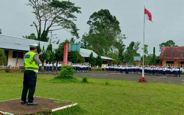 Sambangi SMP Negeri 3 Tomohon, Aipda Rahman Ajak Anak-anak Patuhi Aturan Berlalulintas