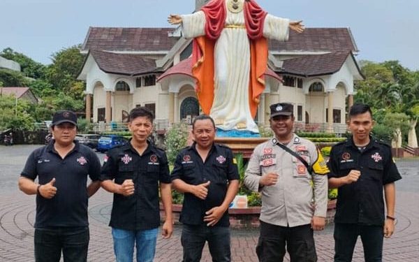 Personel Polresta Manado dan Jajaran Kawal Ibadah di Gereja