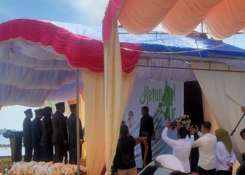 Momen saat enam pejabat di lantik pada Acara Ketupat Fair di Pantai Buko