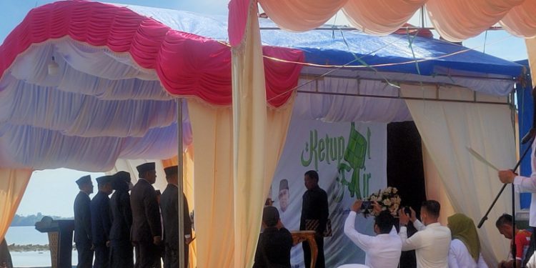 Momen saat enam pejabat di lantik pada Acara Ketupat Fair di Pantai Buko