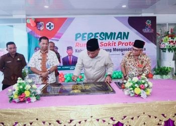 Tampak Bupati Bolmut didampingi Wakil Bupati dan Sekretaris Daerah saat meresmikan Rumah Sakit Pratama di Bintauna (Foto : Istimewa)