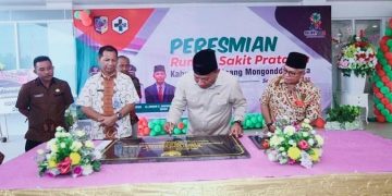 Tampak Bupati Bolmut didampingi Wakil Bupati dan Sekretaris Daerah saat meresmikan Rumah Sakit Pratama di Bintauna (Foto : Istimewa)