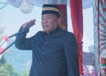 Bupati Bolmut, Depri Pontoh, saat menjadi inspektur upacara pada HUT ke-16 Bolmut. (Foto : Istimewa)