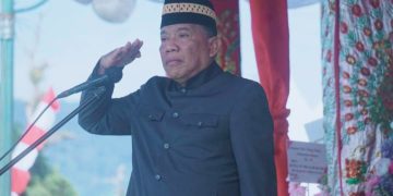 Bupati Bolmut, Depri Pontoh, saat menjadi inspektur upacara pada HUT ke-16 Bolmut. (Foto : Istimewa)