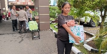 Ungkapan Hati Ibu Hamil Usai Terima Bantuan HUT Bhayangkara di Polresta Manado