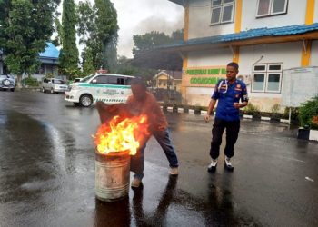 Puskesmas di Kotamobagu Belajar Cara Memadamkan Api Pakai Alat Ringan