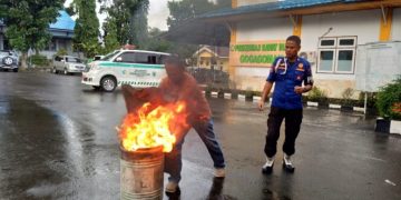 Puskesmas di Kotamobagu Belajar Cara Memadamkan Api Pakai Alat Ringan