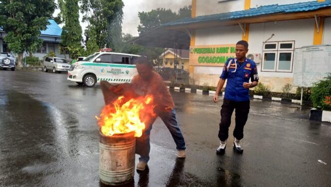 Puskesmas di Kotamobagu Belajar Cara Memadamkan Api Pakai Alat Ringan