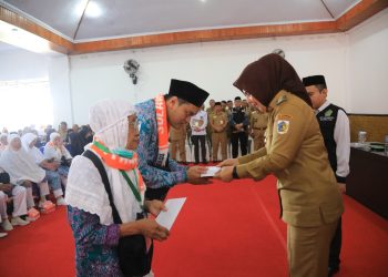 Tatong Bara Serahkan Uang Saku Bagi 115 CJH Kotamobagu