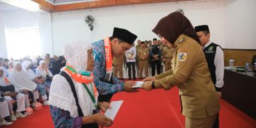 Tatong Bara Serahkan Uang Saku Bagi 115 CJH Kotamobagu