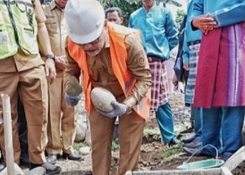 Limi Mokodompit Letakkan Batu Pertama Pembangunan Rumah di Desa Solimandungan