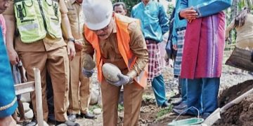 Limi Mokodompit Letakkan Batu Pertama Pembangunan Rumah di Desa Solimandungan