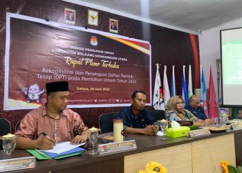 Tampak Irfan Awumbas, Divisi Data KPUD Bolmut, Djunaidi Harundja Ketua KPUD Bolmut dan Rita Darondo Divisi SDM dan Parmas KPUD Bolmut saat memimpin jalannya rapat pleno