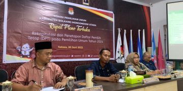 Tampak Irfan Awumbas, Divisi Data KPUD Bolmut, Djunaidi Harundja Ketua KPUD Bolmut dan Rita Darondo Divisi SDM dan Parmas KPUD Bolmut saat memimpin jalannya rapat pleno