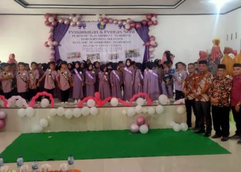 Para wisudawan saat berfoto bersama Camat dan Sekretaris Camat, Bidang PAUD dan Dikdas, serta Bunda PAUD. (Foto : Istimewa)