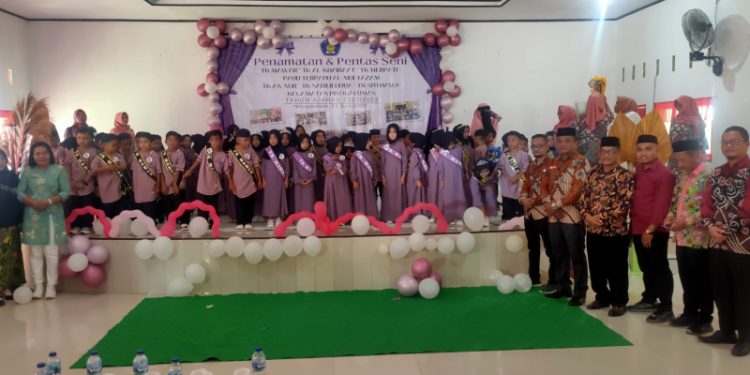 Para wisudawan saat berfoto bersama Camat dan Sekretaris Camat, Bidang PAUD dan Dikdas, serta Bunda PAUD. (Foto : Istimewa)