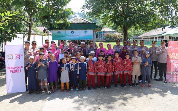 Jelang Hari Bhayangkara ke-77, Polres Kotamobagu Anjangsana ke Panti Asuhan dan Purnawirawan Polri