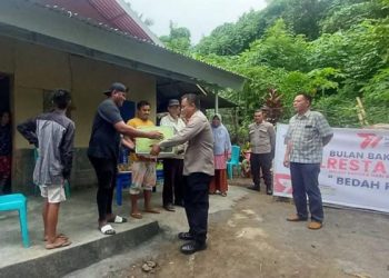 Polresta Manado Resmikan Hasil Bedah Rumah dan Serahkan Bansos Hari Bhayangkara ke-77