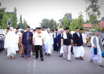 Kompak, Tatong Bara dan Nayodo Koerniawan Sholat Idul Adha di MABM Kotamobagu
