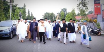Kompak, Tatong Bara dan Nayodo Koerniawan Sholat Idul Adha di MABM Kotamobagu