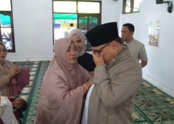 Didampingi Istri dan Anak Tercinta, Bupati Limi Mokodompit Sholat Idul Adha di Desa Muntoi