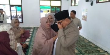 Didampingi Istri dan Anak Tercinta, Bupati Limi Mokodompit Sholat Idul Adha di Desa Muntoi