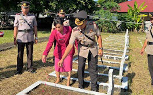 Polres Minahasa Selatan Laksanakan Upacara Ziarah Rombongan di TMP Amurang