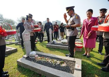 Jelang HUT ke-77 Bhayangkara, Kapolri dan Jajaran Ziarah ke TMP Kalibata