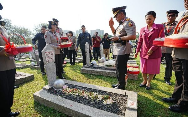 Jelang HUT ke-77 Bhayangkara, Kapolri dan Jajaran Ziarah ke TMP Kalibata