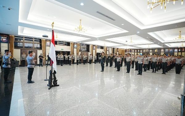 Kapolri Sematkan Tanda Kehormatan Bintang Bhayangkara Pratama ke 22 Pati Polri