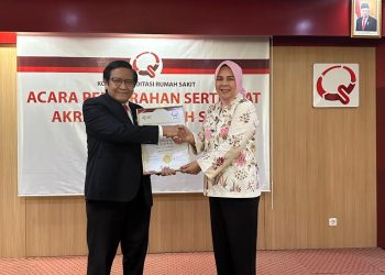 Tatong Bara Terima Sertifikat Akreditasi Paripurna RSUD Kota Kotamobagu