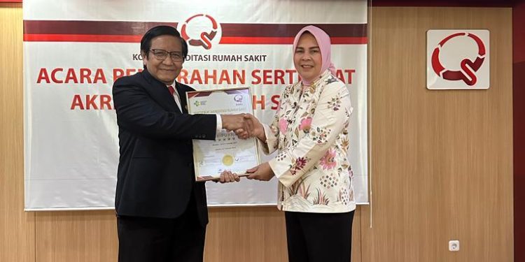 Tatong Bara Terima Sertifikat Akreditasi Paripurna RSUD Kota Kotamobagu