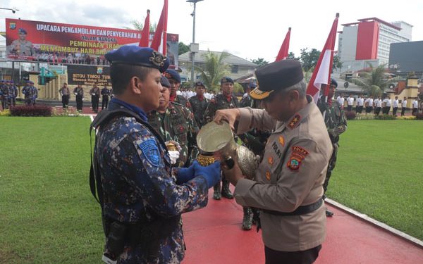 Sambut Hari Bhayangkara ke-77, Polda Sulut Gelar Upacara Pengambilan dan Penyerahan Air Suci
