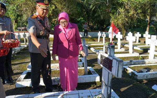 Jelang Hari Bhayangkara ke-77, Polda Sulut Laksanakan Upacara Ziarah Rombongan dan Tabur Bunga