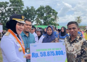 Tatong Bara Serahkan Secara Simbolis Santunan BPJS Ketenagakerjaan