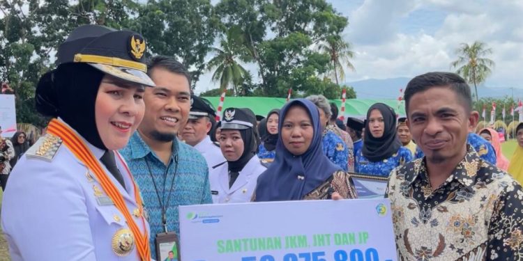 Tatong Bara Serahkan Secara Simbolis Santunan BPJS Ketenagakerjaan