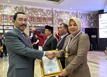 Tatong Bara Terima Tanda Penghargaan Dari IPDN