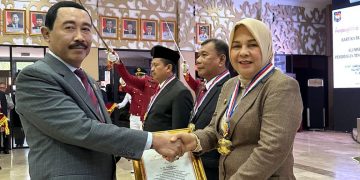 Tatong Bara Terima Tanda Penghargaan Dari IPDN